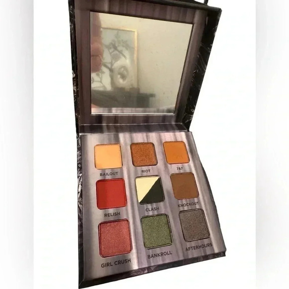 Urban Decay Troublemaker 9 Shade Eyeshadow Palette Limited Edition NEW - Picture 1 of 4